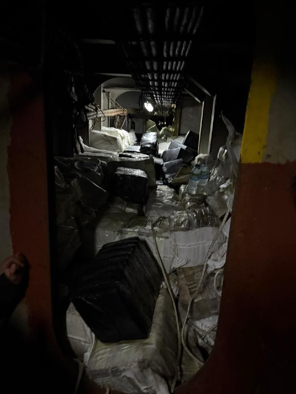 Alijo de cocaína intervenido por la Guardia Civil en el interior del buque 'Arcornian'.