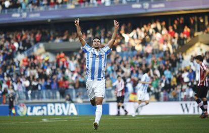 Saviola celebra el tanto del Málaga.