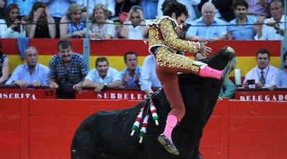 El diestro Jos&eacute; Tom&aacute;s, corneado por el toro durante la corrida de la Feria del Corpus en Granada.