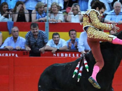 El diestro Jos&eacute; Tom&aacute;s, corneado por el toro durante la corrida de la Feria del Corpus en Granada.