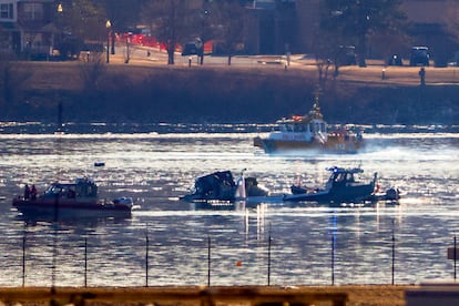 Las autoridades locales han confirmado que se han recuperado 28 cadveres del ro Potomac: 27 de ellos eran pasajeros del avin de American Airlines y uno, tripulante del helicptero militar.