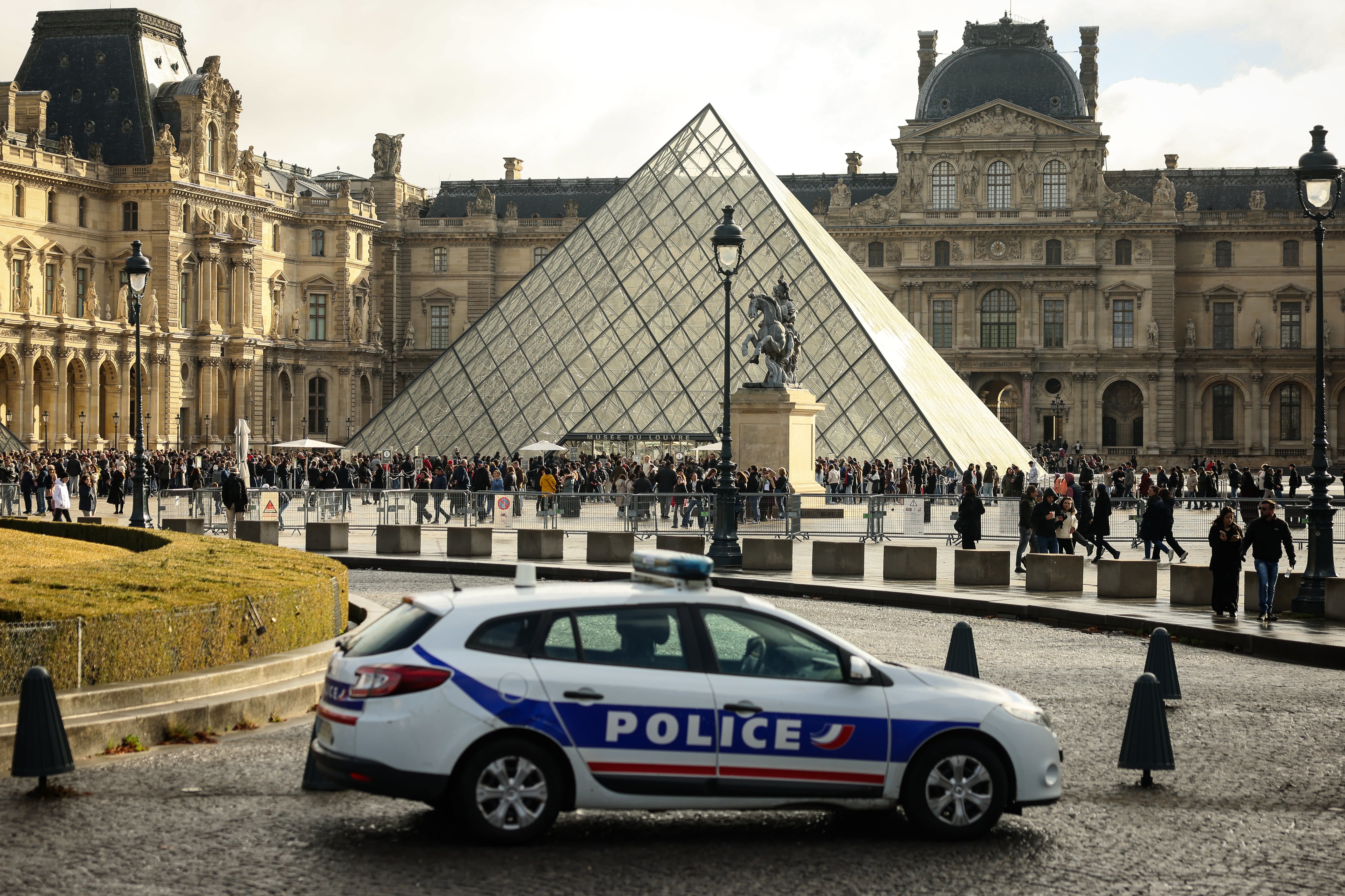 Presunto quarto membro del gruppo del furto al Louvre arrestato a Laval, Francia