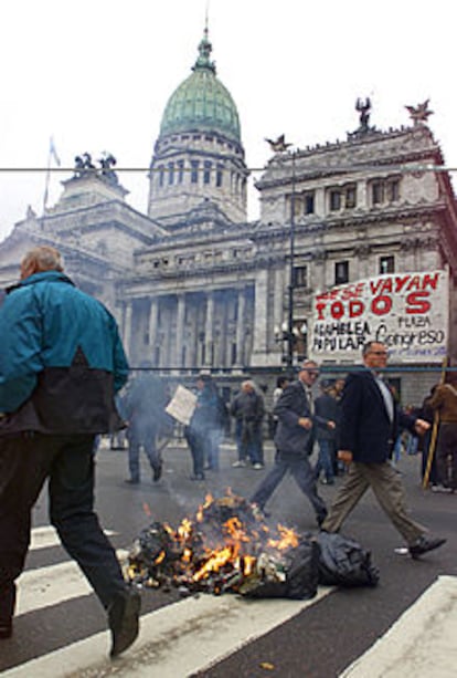 Manifestación de protesta contra la congelación de depósitos bancarios ante la sede del Congreso argentino.