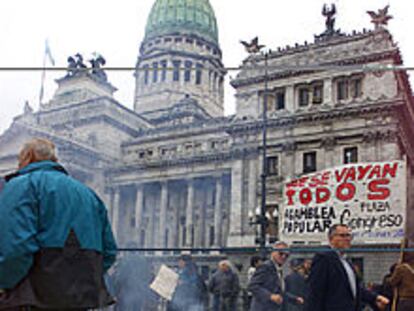 Manifestación de protesta contra la congelación de depósitos bancarios ante la sede del Congreso argentino.