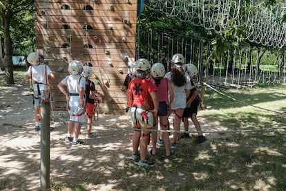 Varios menores en un campamento en A Coruña, Galicia.