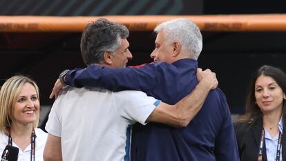 Mendilibar y Mourinho se saludan este martes en el césped del Puskas Arena en Budapest.