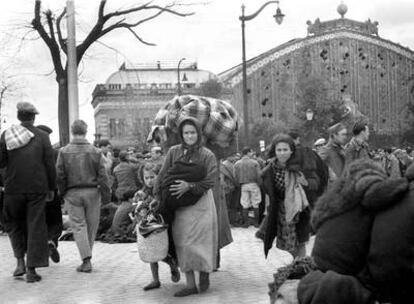 Una familia campesina, en las inmediaciones de la estación madrileña de Atocha al fin de la Guerra Civil.