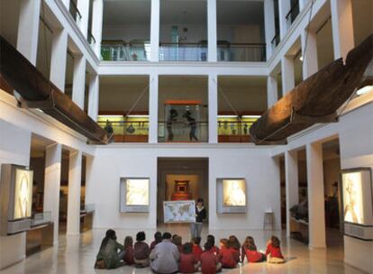 Patio central del Museo de Antropología. A ambos lados, colgadas de las paredes, dos canoas filipinas.