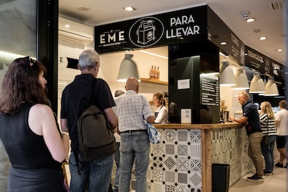 En días de fútbol, la gente aguarda en la cola hasta 40 minutos para comprar los sándwiches.