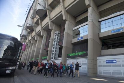 Un grupo de aficionados visita el Santiago Bernabéu.