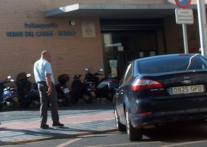 El coche oficial en la puerta del gimnasio.