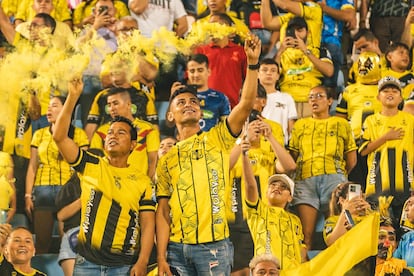 Hinchada de Alianza Petrolera durante un partido ante Bucaramanga.