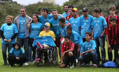 Sergio Ramos con los niños después de ser nombrado embajador de Unicef