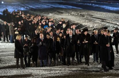 Los reyes Guillermo Alejandro y M&aacute;xima de Holanda, Matilde y Felipe de B&eacute;lgica y el primer ministro belga Charles Michel caminan sobre la nieve en el campo de Auschwitz conmemorando el 70 aniversario de su liberaci&oacute;n