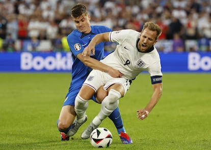 El esloveno Jaka Bijol marca a Harry Kane, durante el partido que los enfrentó en Colonia.