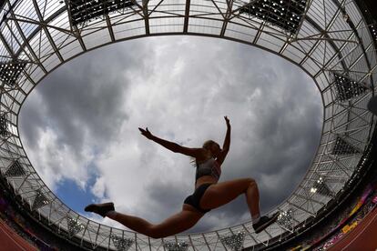 La atleta alemana Neele Eckhardt compite durante la ronda de clasificación de triple salto femenino, el 5 de agosto.