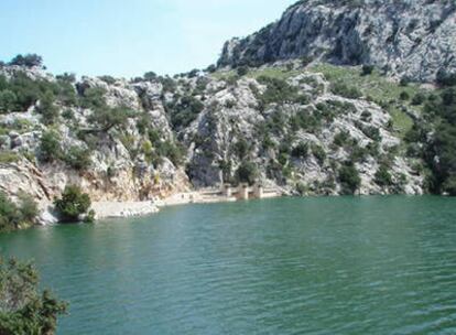 Embalse artificial en la Sierra de Tramontana, una zona de descanso para muchos senderistas.