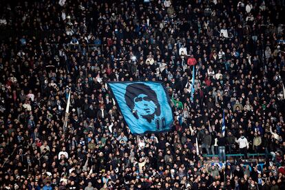 Aficionados del Nápoles en el estadio San Paolo recuerdan a Diego en el 2017.