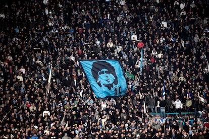 Torcida do Napoli recorda Diego no estádio San Paolo, em 2017.