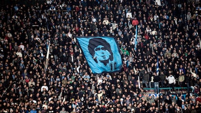 Torcida do Napoli recorda Diego no estádio San Paolo, em 2017.