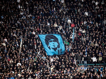 Torcida do Napoli recorda Diego no estádio San Paolo, em 2017.