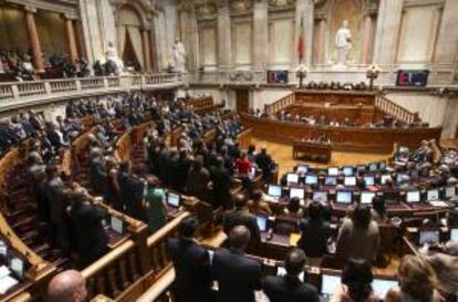 Los parlamentarios portugueses votan durante la moción de confianza en el Parlamento presentada por el Partido Social Demócrata (PSD, centro derecha) y sus socios democristianos del Centro Democrático Social Partido POpular (CDS-PP), en Lisboa, Portugal hoy, 30 de julio de 2013. Como se esperaba, el renovado Gobierno conservador portugués ha superado la moción de confianza. La moción ha sido presentada después de una crisis política que condujo a la sustitución de varios ministros. EFE/Jose Sena Goulao