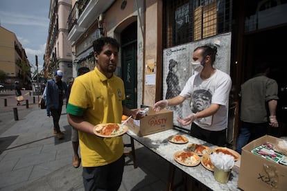 El restaurante Casa 28, del madrileño barrio de Malasaña, reparte comida a quien se presenta en la puerta del establecimiento a las 14.00. Esto empezó para no tirar la comida que tenía cuando se declaró el estado de alarma, luego los vecinos comenzaron a aportar alimentos también para repartir lo máximo posible, pero hoy ha sido el último día, ya que ha recibido una denuncia de otro vecino.