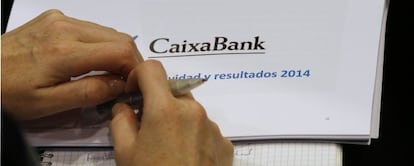 Informe de resultados de Caixabank en manos de un periodista.