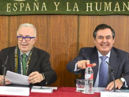 Sánchez Maldonado, a la izquierda, en las jornadas celebradas en el Parlamento.