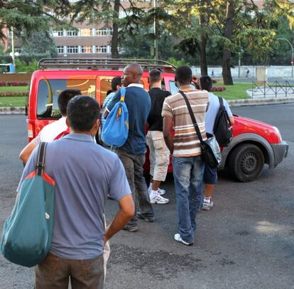 Varios <i>buscadores</i> situados en la vía preguntan a los coches aparcados: qué ofrecen y por cuánto.