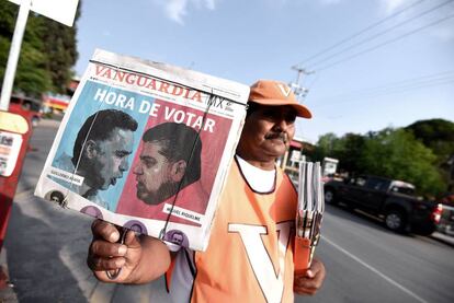 Un vendedor de periódicos en Coahuila muestra a los candidatos.