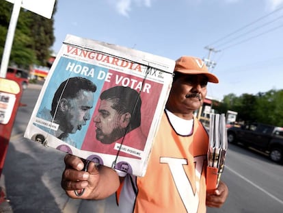 Un vendedor de periódicos en Coahuila muestra a los candidatos.