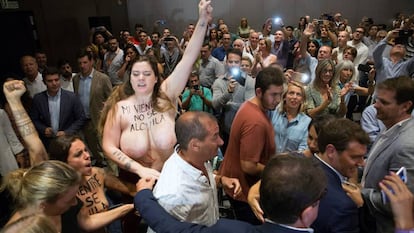 Albert Rivera (con chaqueta azul), sorprendido en Málaga por las activistas de Femen, que le reprochan su propuesta de regular los vientres de alquiler.