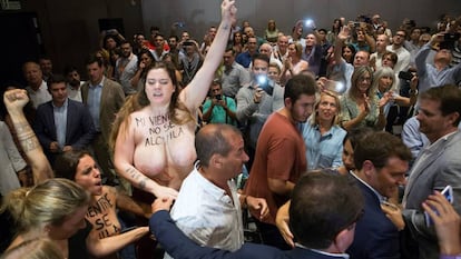 Albert Rivera (con chaqueta azul), sorprendido en Málaga por las activistas de Femen, que le reprochan su propuesta de regular los vientres de alquiler. 