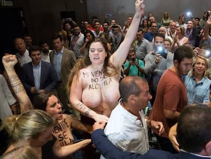 Albert Rivera (con chaqueta azul), sorprendido en Málaga por las activistas de Femen, que le reprochan su propuesta de regular los vientres de alquiler. 