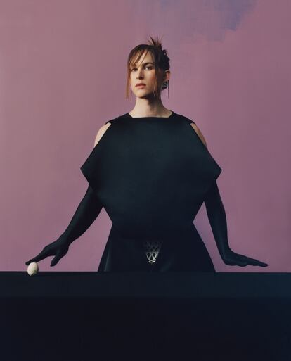 “Cuanto menos binaria es la moda, más colabora en que el mundo sea un espacio seguro”, dice la actriz, que lleva en esta fotografía el perfilador de ojos Ultra Glide, de Pat McGrath, y un vestido de Christopher Kane.