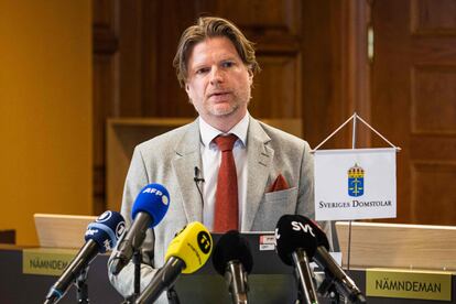 El juez sueco Mans Wigen, en una comparecencia ante la prensa tras leer la sentencia, este jueves en Estocolmo.