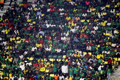 Espectadores durante el partido entre Camerún y Comoras.