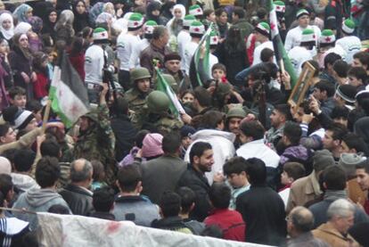 Soldados sirios que se han unido al Ejército de la liberación junto a los manifestantes contra el régimen de Bachar el Asad en Khalidieh, cerca de Homs.