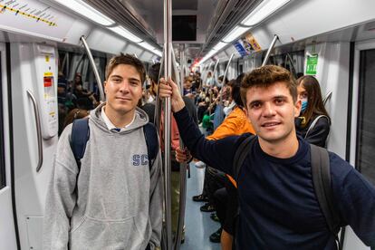 Lluís y Jesús, de 18 y 19 años y estudiantes de Económicas en la Pompeu Fabra. sin mascarilla en el metro de Barcelona. 