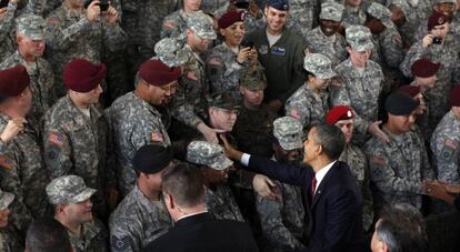 El presidente de EE UU, Barack Obama, saluda a las tropas en Fort Bragg, Carolina del Norte.