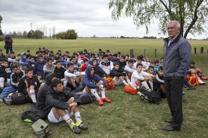 DT Carlos Indio Solari habla para los alumnos de fútbol de la escuela Renato Cesarini, en Rosario.