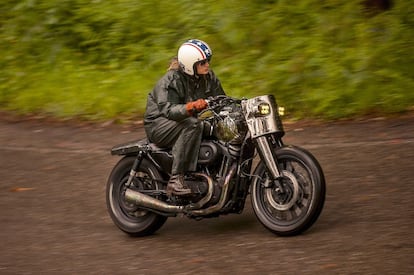 La diseñadora Valeria Líbano prueba la 'Malo/Bueno', una Harley-Davidson Sportster 1.200cc transformada, en Santa María de Oia (Galicia). Encabeza la empresa El Solitario junto a su esposo, David Borrás (37 años), un abogado que durante años se dedicó al comercio de productos básicos. Su sede está en un pueblo de las Rías Baixas gallegas. La idea de la felicidad de Borrás es “decir tacos y hacer lo que me da la gana”, uno de los motivos por los que abandonó su anterior profesión.