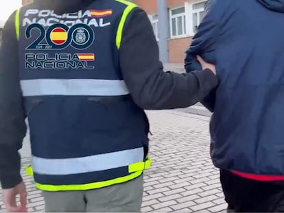 Captura del vídeo difundido por la Policía Nacional en el que se ve al detenido siendo conducido a dependencias policiales.