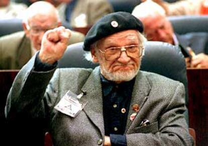 Un brigadista canta <i>La Internacional</i> en el hemiciclo de la Asamblea de Madrid.
