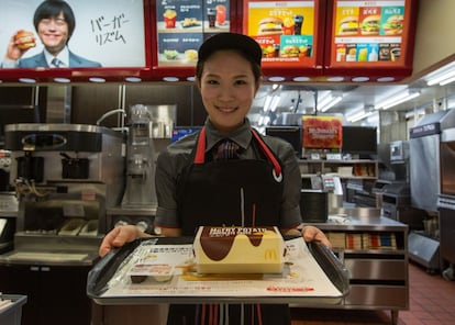 Una empleada de McDonald´s en un restaurante de Tokio
