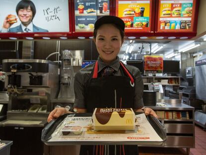Una empleada de McDonald´s en un restaurante de Tokio