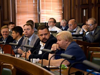 Diputados en el Parlamento de Letonia, en Riga, durante la sesión parlamentaria de este jueves, en la que se ha declarado a Rusia Estado patrocinador del terrorismo.