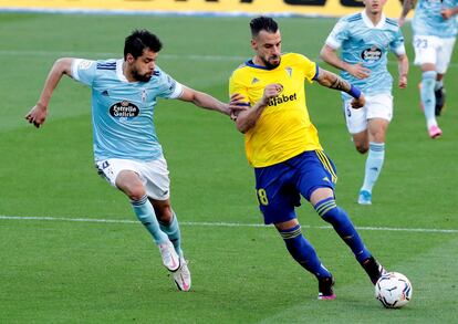 Araújo lucha por el balón con Negredo, durante el encuentro de este domingo en el estadio Ramón de Carranza.