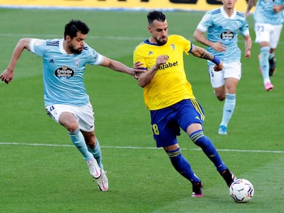 Araújo lucha por el balón con Negredo, durante el encuentro de este domingo en el estadio Ramón de Carranza.